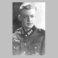 069-0001 Werner Soll, Juniorchef der Molkerei Nickelsdorf, Weihnachten 1944 .jpg